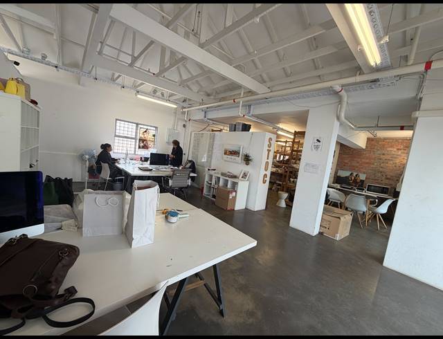 151M² BUILDING TO LET IN WOODSTOCK